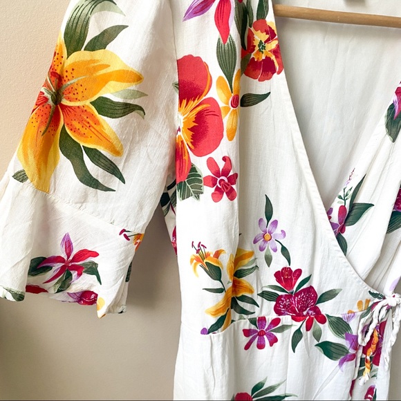 NWOT Off White Vacation Floral Short Sleeve Wrap Mini Dress - Picture 2 of 7